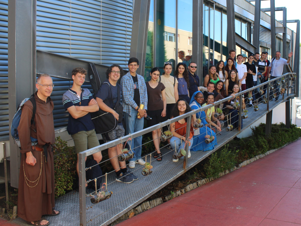Visita dos jovens participantes nas JMJ ao setor da terceira idade da AML